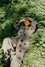 Cargar imagen en el visor de la galería, Maxi abrigo T bordado / Hand embroidered T Coat