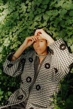 Cargar imagen en el visor de la galería, Maxi abrigo T bordado / Hand embroidered T Coat