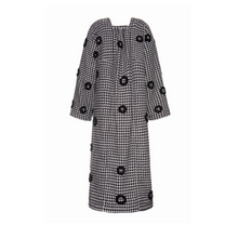 Cargar imagen en el visor de la galería, Maxi abrigo T bordado / Hand embroidered T Coat