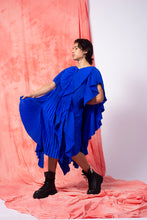 Cargar imagen en el visor de la galería, Vestido Vayijel Azul plisado a mano [Handpleated Blue dress]
